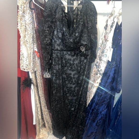 Max Duggal 11324 NWT EMBROIDERED LACE PUFF SLEEVE WRAP OVER GOWN - Picture 5 of 12